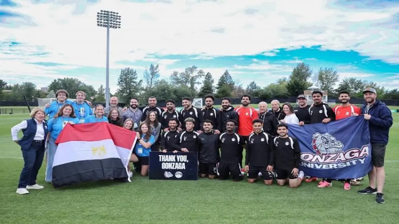 هدية قميص منتخب مصر لجامعة جونزاجا قبل مغادرة سبوكين